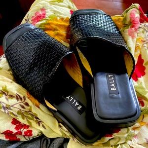 BALLY’s luxury men’s classic black leather basket weave slip on. Size 8 1/2